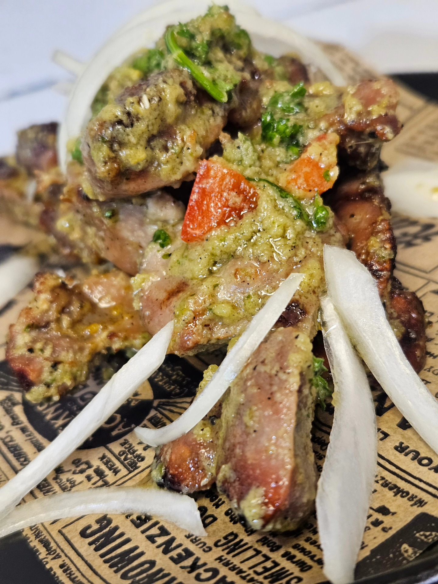 Grillade africaine marinée — plat signature du restaurant africain à Québec